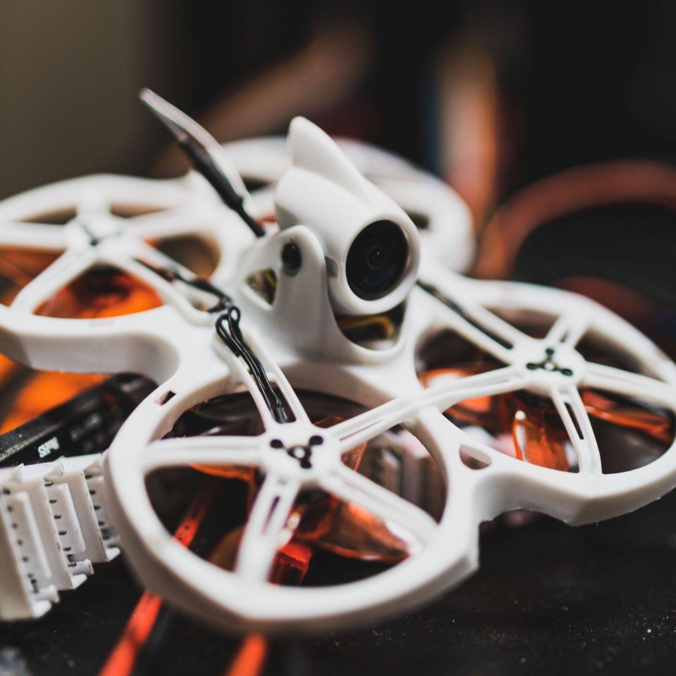 Emax Tinyhawk II 2 RTF FPV Máy - đánh giá và giá Eachine Drone E010
